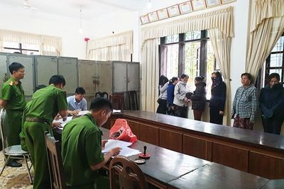 Tranh thủ lúc nghỉ hè, nữ nhân viên trường mầm non tham gia sới bạc “quý bà” vùng biển