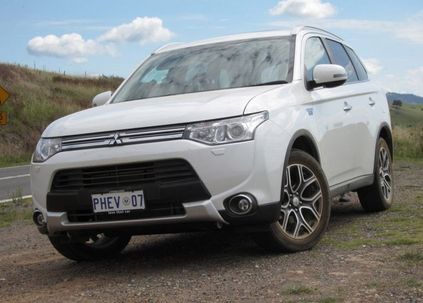 2014mitsubishioutlanderphevecorun04a 0327