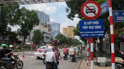 lai xe o to vao duong cam