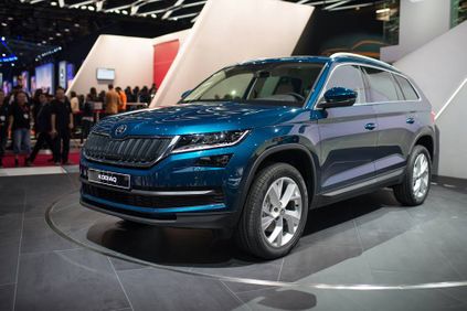 skoda kodiaq front three quarter unveiled in paris