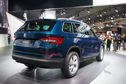 skoda kodiaq rear quarter unveiled in paris