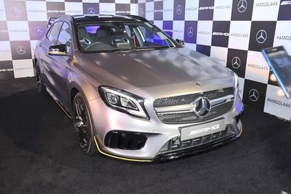 nguoi dua tin mercedes gioi thieu amg gla 45 4matic aero edition front three quarters 1