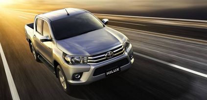 nguoi dua tin toyota hilux 2017 tung ban cai tian moi de cuu minh 3