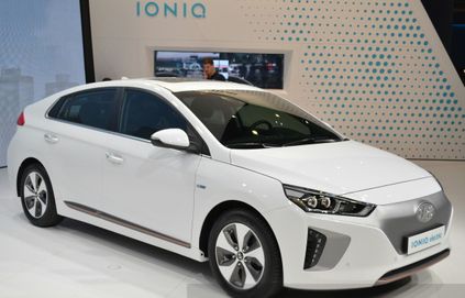 nguoi dua tin hyundai ioniq electric at geneva motor show 2016