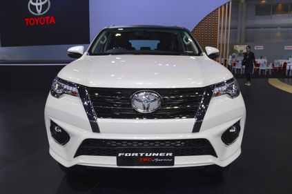 nguoi dua tin toyota fortuner trd sportivo front three quarters at 2017 thai motor expo 8