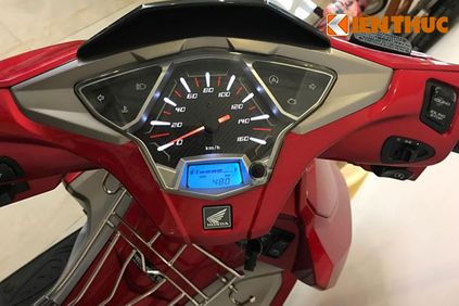 nguoi dua tin honda air blade gia chat 200 trieu dong ngang sh2