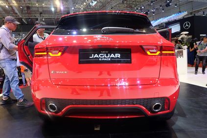 xe jaguar e pace trien lam o to viet nam 2018 1