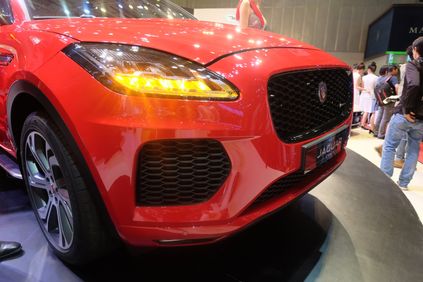 xe jaguar e pace trien lam o to viet nam 2018 7