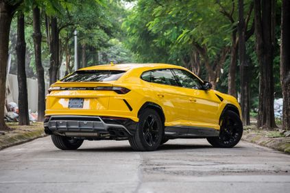 sieu xe lamborghini urus mau vang 2