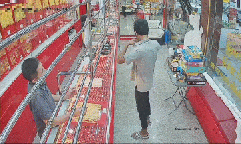 Clip: Vờ đeo thử dây chuyền rồi bỏ chạy, tên cướp nhận ngay kết đắng