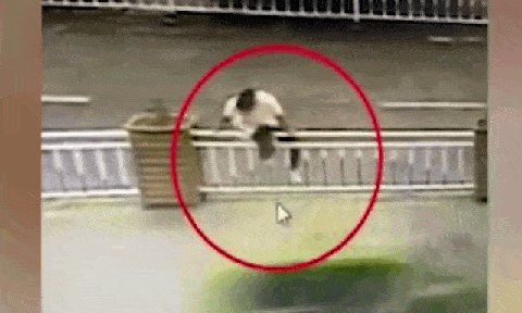 Clip: Cố trèo qua rào chắn, người phụ nữ gặp tai nạn oái oăm