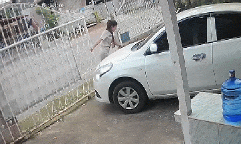 Clip: Ra đóng cửa, cô gái khiến cổng sắt đổ sập xuống ô tô mới mua