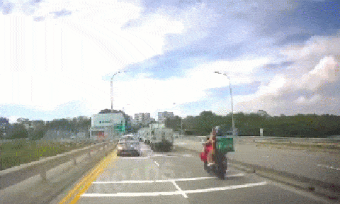 Clip: Xe máy lao thẳng vào đuôi xe tải, 2 người văng xuống đường