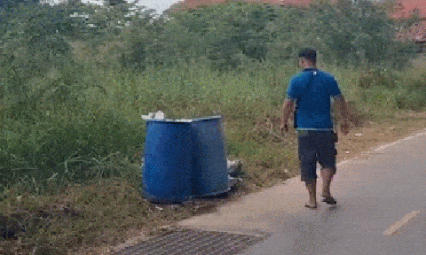 Nghe tiếng khóc, người đàn ông vội tới thùng rác kiểm tra và cái kết