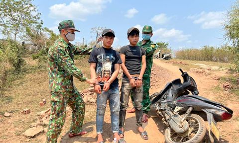 Bắt hai kẻ gom tiền vượt biên mua ma túy về sử dụng