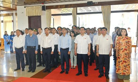 Chủ tịch Quốc hội Vương Đình Huệ dâng hương viếng Chủ tịch Hồ Chí Minh