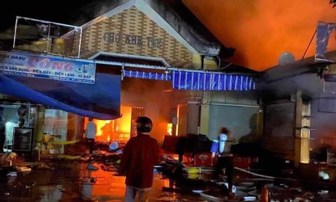 Huế: Chợ trung tâm huyện Nam Đông cháy lớn trong đêm