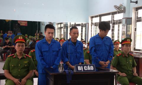 Lời xin lỗi muộn của nhóm người say xỉn đánh 2 nữ nhân viên gác tàu