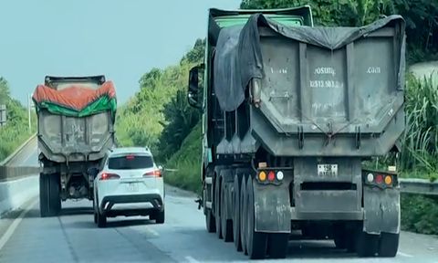 Khởi tố vụ 2 tài xế xe ben chèn ép xe con không cho vượt trên cao tốc