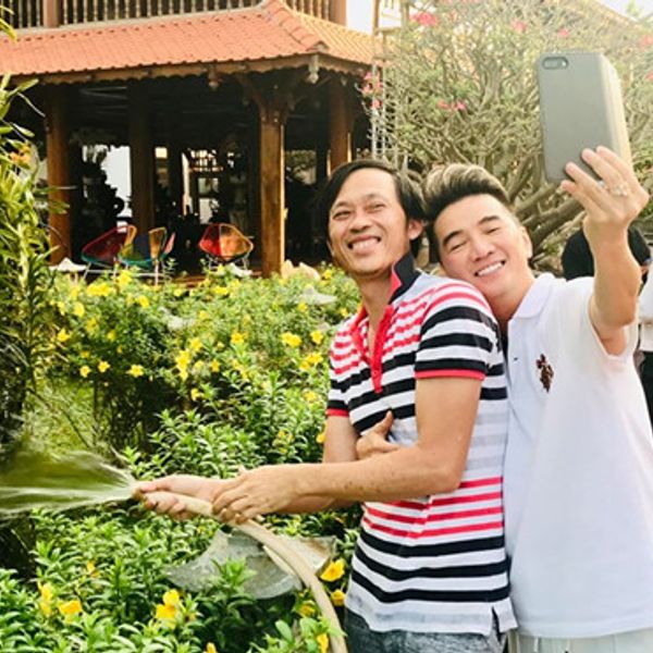 Đàm Vĩnh Hưng mang lễ vật đặc biệt đến cúng Tổ tại đền thờ của Hoài Lin