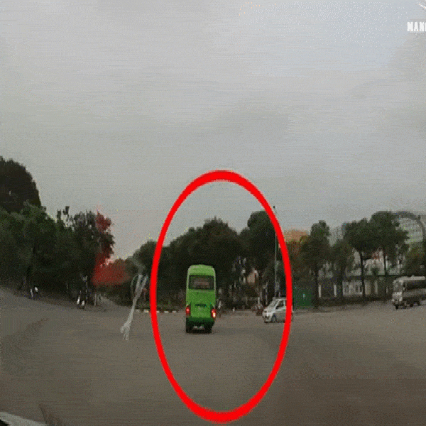 Clip: Kinh hoàng cảnh xe ô tô con tông trúng xe khách ngay giữa ngã tư