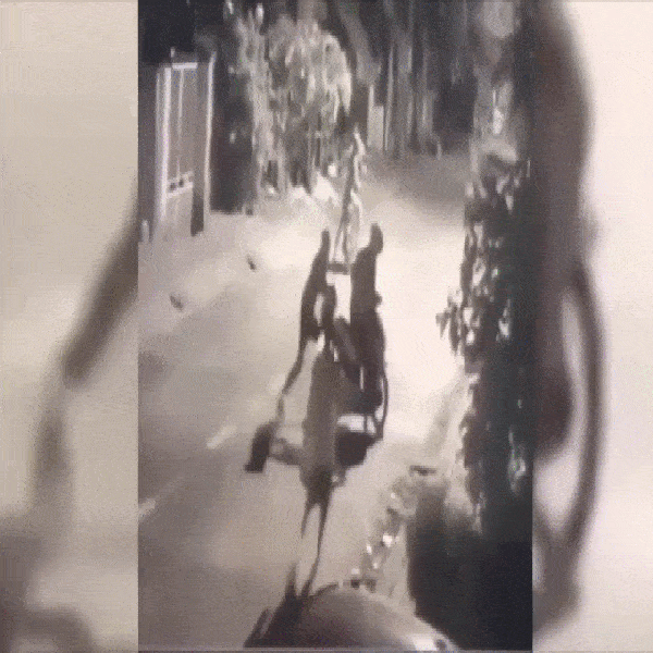Clip: Băng cướp nhí táo tợn tấn công người đi đường, cướp xe máy ở Hóc Môn
