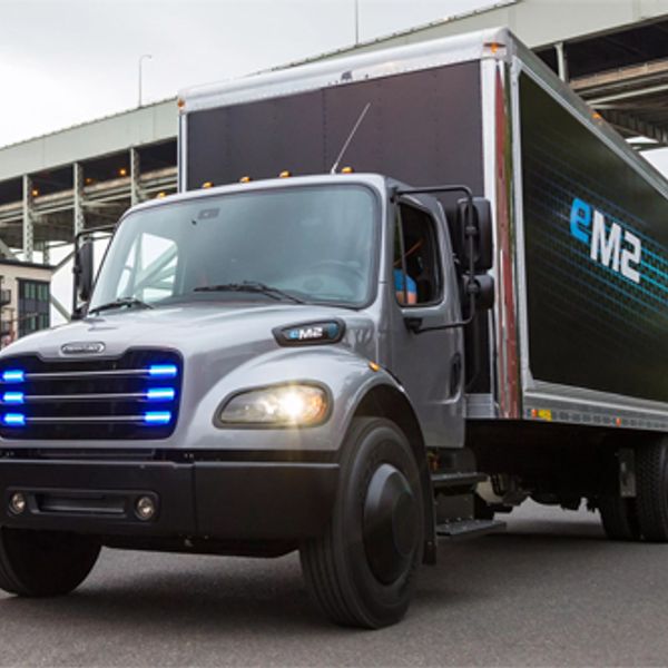 Diện kiến Freightliner eM2 - Xe tải chạy điện đầu tiên trên TG