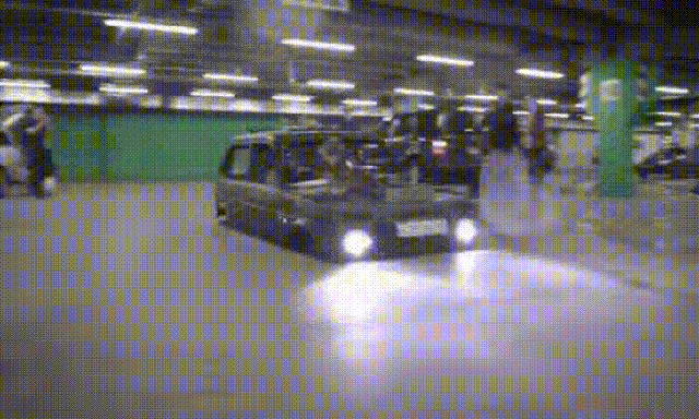 Xe off road Lada Niva bị “phù phép” thành chiếc xe gầm thấp nhất thế giới