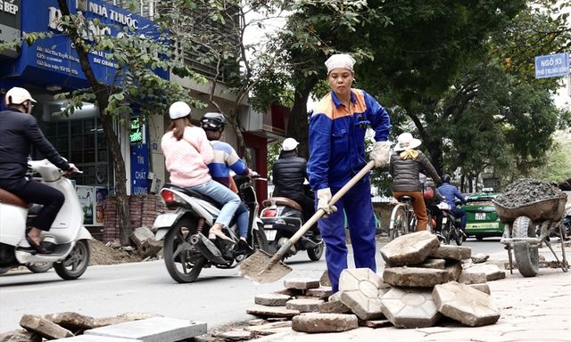 Cuối năm lại xới vỉa hè, yêu cầu chủ động xả trạm tránh ùn tắc