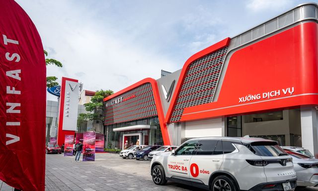 Nhiều showroom ô tô truyền thống đang rục rịch chuyển đổi sang bán xe điện VinFast