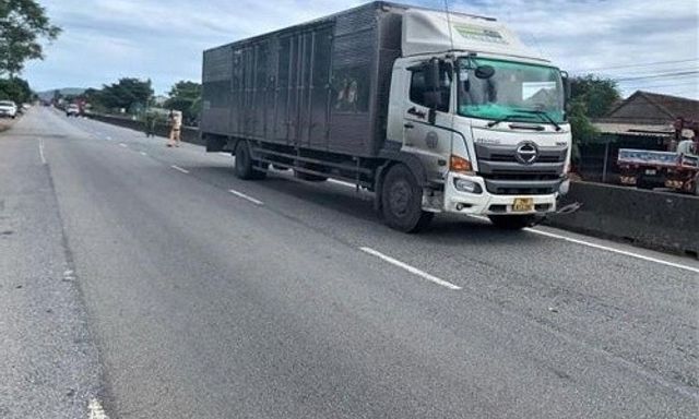 Nữ công nhân bảo dưỡng đường bộ bị xe tải tông tử vong