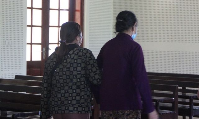 Nỗi đau đớn và bất lực của ông bố, bà mẹ nhìn con vào tù