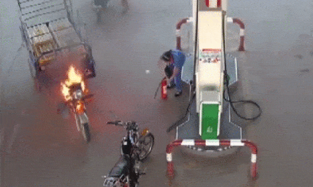 Xe 3 gác bốc cháy dữ dội, nữ nhân viên cây xăng có màn xử lý cực nhanh