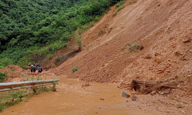 Nghệ An: Mưa lớn kéo dài gây sạt lở nghiêm trọng nhiều tuyến đường