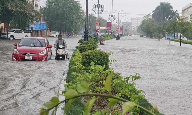 Quảng Bình: Mưa lớn khiến nhiều tuyến đường ngập sâu, giao thông tê liệt