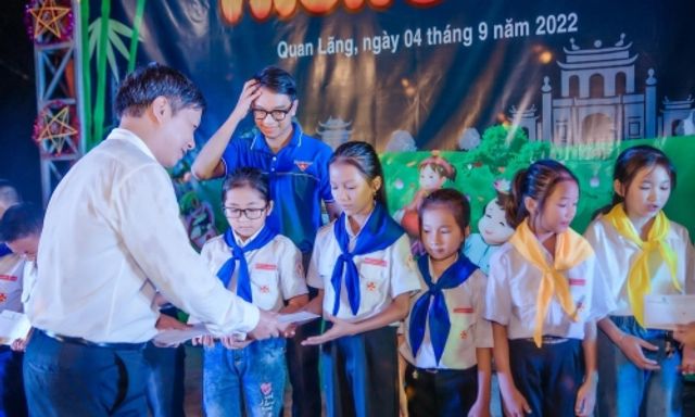 Ấm áp chương trình khám tình nguyện và vui tết trung thu tại Anh Sơn