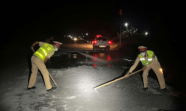 Nghệ An: CSGT dọn dẹp vật liệu rơi vãi, bảo đảm an toàn giao thông