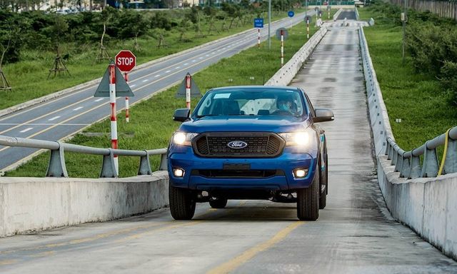 Về đại lý không lâu, Ford Ranger CKD tiến hành giảm giá sốc