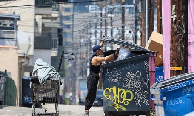Người mẫu nức tiếng một thời giờ tàn tạ, phải bới rác kiếm ăn qua ngày