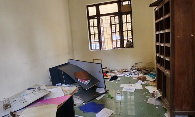 Loạt trụ sở bỏ không, nhếch nhác án ngữ ngay trung tâm một huyện 