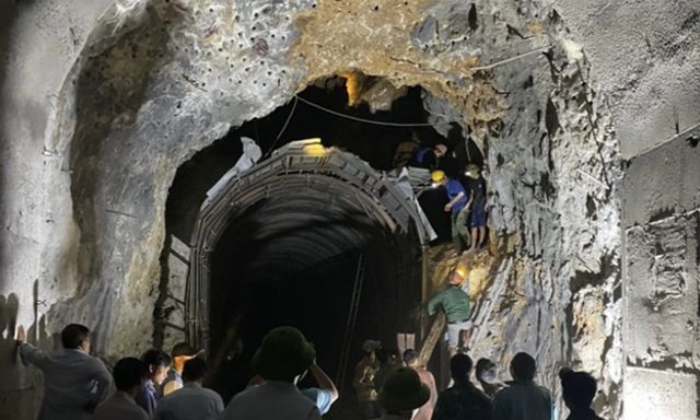 Quảng Bình: Sạt lở trong lúc thi công hầm đường sắt khiến 8 đoàn tàu ách tắc