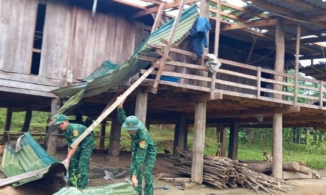 Biên phòng Quảng Bình hỗ trợ khắc phục nhà dân bị lốc xoáy