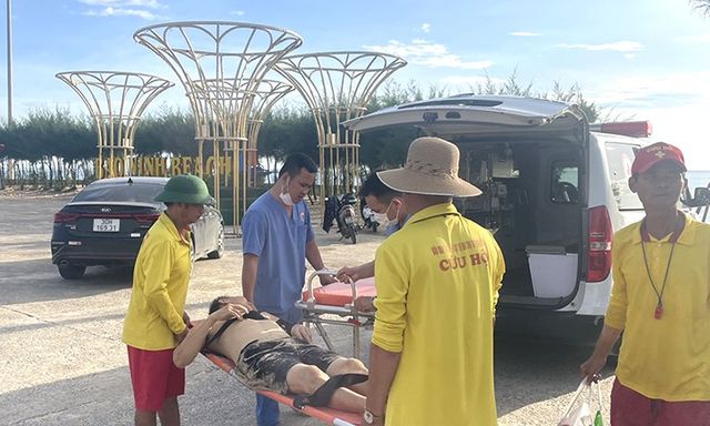 Quảng Bình: Cứu sống một nạn nhân nguy kịch sau khi tắm biển 