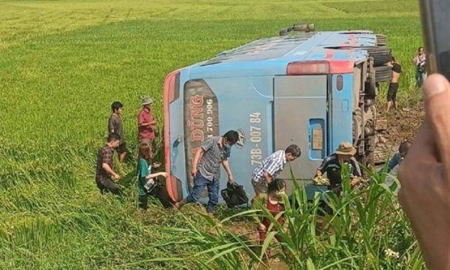 Quảng Ngãi: Lật xe khách, nhiều người bị thương