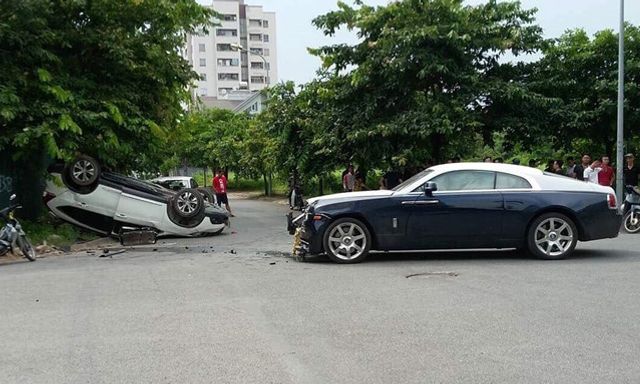 Rolls-Royce Wraith triệu đô nát đầu sau va chạm với xe Honda ở Hà Nội