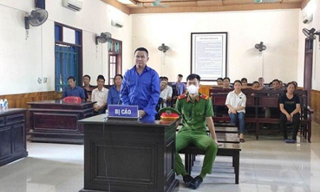 Xét xử vụ bố lỡ tay đâm chết con vì mâu thuẫn gia đình