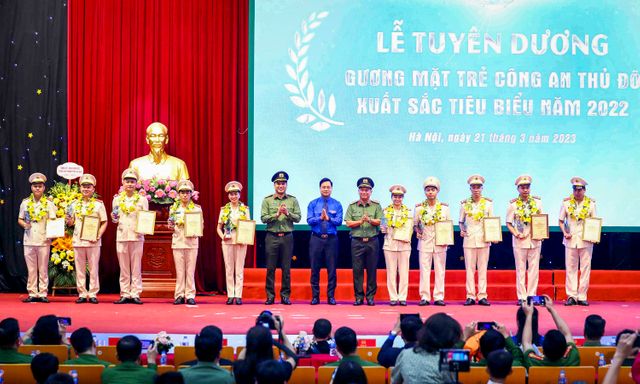 Tuyên dương 12 gương mặt trẻ Công an Thủ đô xuất sắc