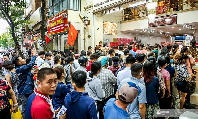 Người dân đội mưa xếp hàng dài mua bánh Trung thu cổ truyền