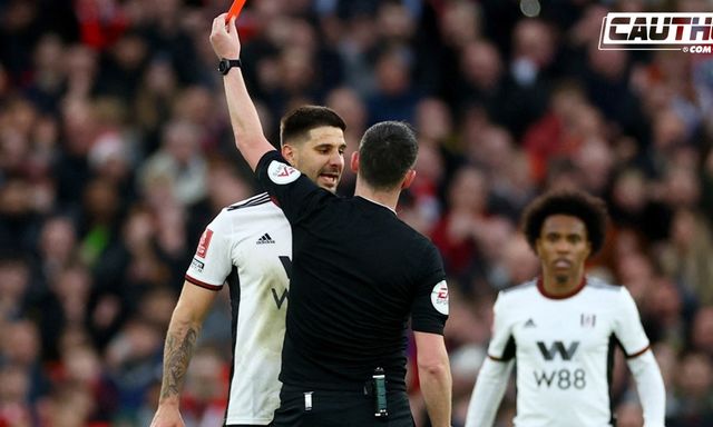 Tiền đạo của Fulham có thể bị treo giò hết mùa vì thẻ đỏ ở trận gặp MU