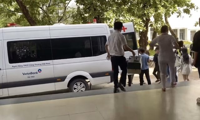 Clip: Nhiều sinh viên giúp sức đưa nữ sinh năm 2 bị đột quỵ đi cấp cứu
